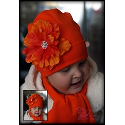 Оранжевая шапочка с гибискусом
