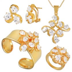 Комплект: колье, серьги, кольцо, браслет (вставки: Цирконы, белые; покрытие: Золото, желтое)