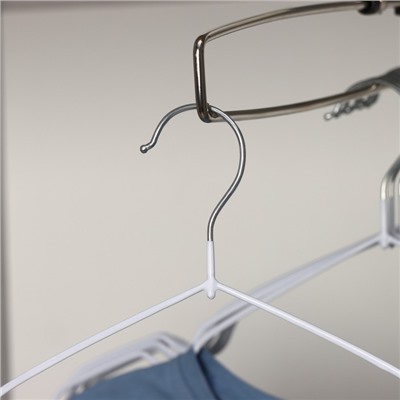 Плечики-вешалки для одежды антискользящие Доляна, 10 шт, 40×20 см, металл с ПВХ покрытием, цвет белый