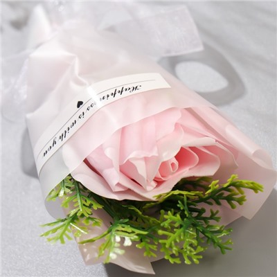 Мини-букет из мыльных лепестков "Нежно-розовая роза с зеленью" 13 см