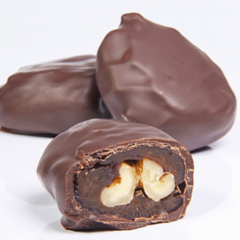 Рецепт: Шоколадные конфеты с орехами - С черносливом, курагой и грецким орехом.