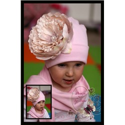 Бледно-розовая шапка с пудровым пионом…