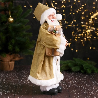 Дед Мороз "В колпачке, подарком и ягодами" 46 см, золото