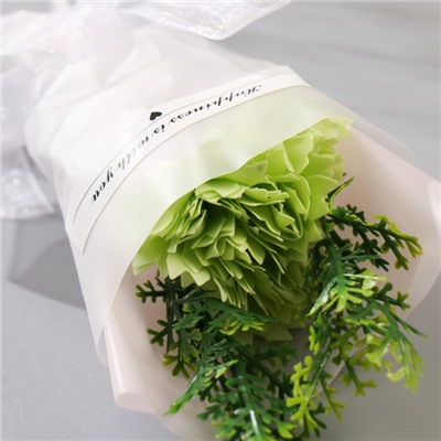Мини-букет из мыльных лепестков "Зелёная гвоздика с зеленью" 13 см