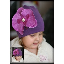 Фиолетовая шапка с крупной орхидеей