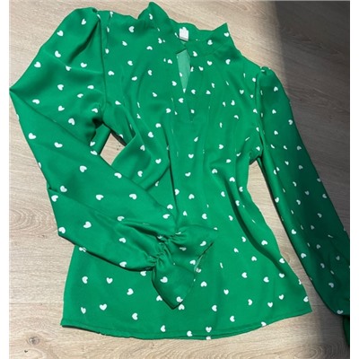 Блузка с сердечками и вырезом зеленая M29 01.24