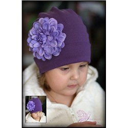 Фиолетовая шапка с небольшим георгинчиком