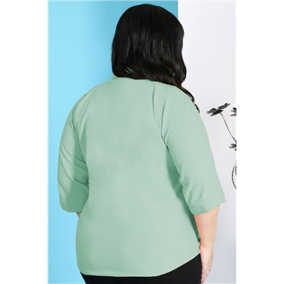 Блуза светло-зеленого цвета с брошью