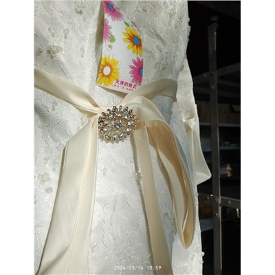 Свадебное платье, цвет экрю,  со шлейфом