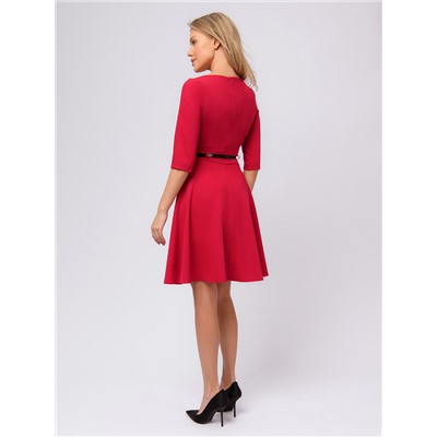 Платье красного цвета с рукавами 3/4 и расклешенной юбкой