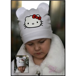 Белая шапка с ушками и принтом Hello Kitty…