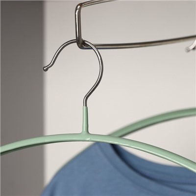Плечики-вешалки для одежды антискользящие Доляна «Мята», 3 шт, 42×20 см, металл с ПВХ покрытием, цвет зелёный