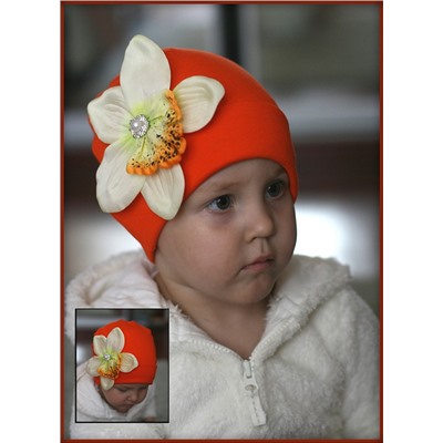 Оранжевая шапочка с орхидеей Каттлея…